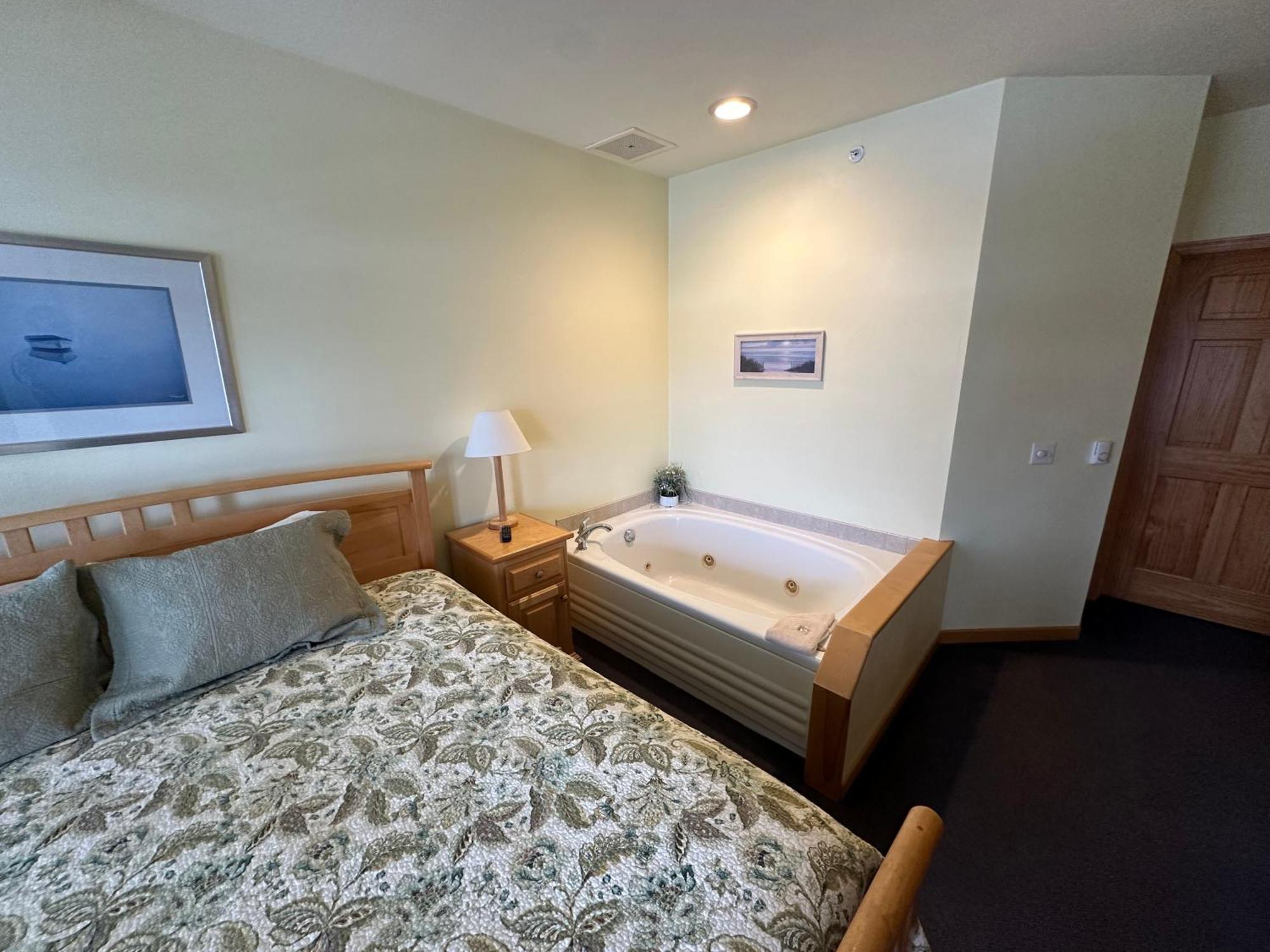 Birchwood Lodge Систър Бей Екстериор снимка